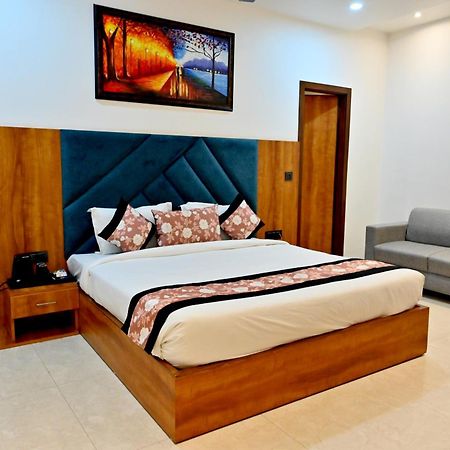 Hotel Elite - 5 Mins From Golden Temple 암리차르 객실 사진